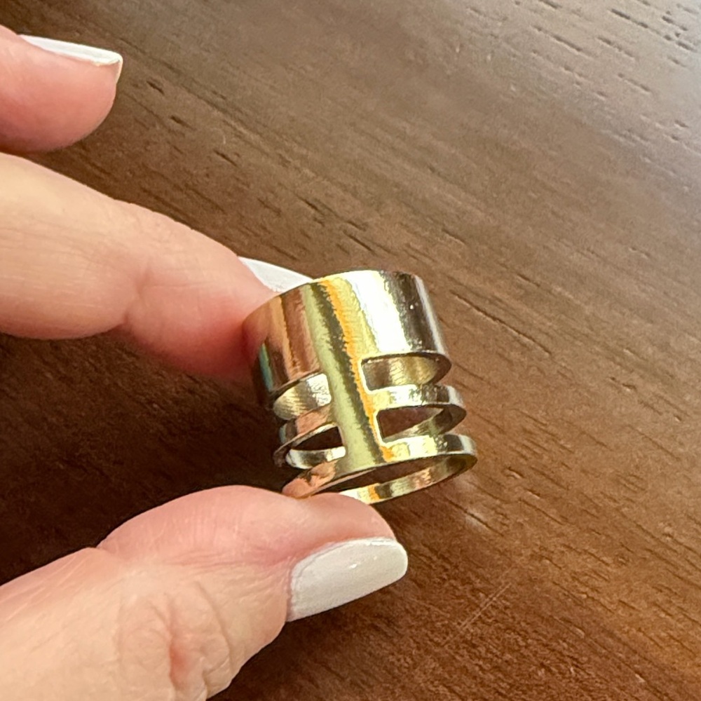 Elegant Jewelry Beautiful Gold Tone Ring Size 7.5 Modern Statement Ring